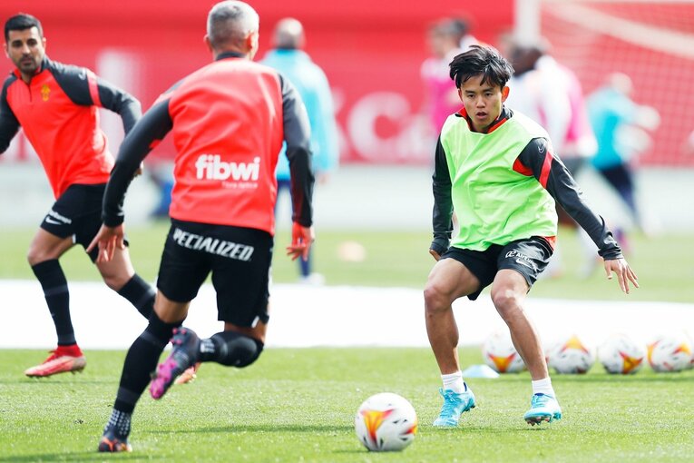 久保建英が“不可解判定”に怒った！ ラフプレーに抗議→イエローも…「バモス！クボ」とファンが信頼する理由〈撮影者の視点〉(4)