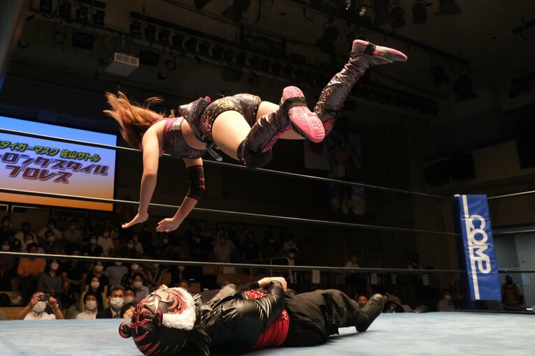 タイガー・クイーンを激怒させた“ヒール殺法”…乱入に凶器攻撃、待望のライバルは何でもありの“闇の軍団”？(59)