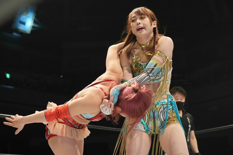 梅咲遥の首をロックする上谷沙弥。2022年12月29日、両国国技館