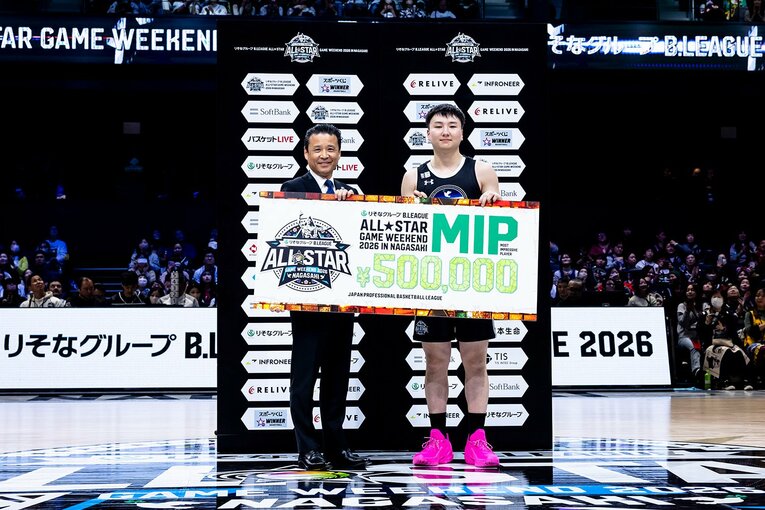 りそなグループ B.LEAGUE ALL-STAR GAME WEEKEND 2026 IN NAGASAKIではMIP（最も印象に残った選手）表彰を実施。りそなホールディングス・南昌宏社長がプレゼンターを務めた　©B.LEAGUE