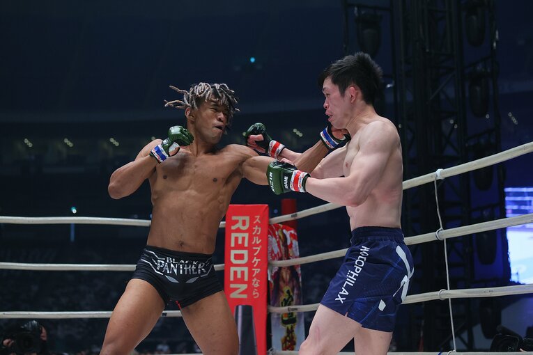 MMAの経験豊富な弥益ドミネーター聡志と一進一退の攻防を展開　©RIZIN FF