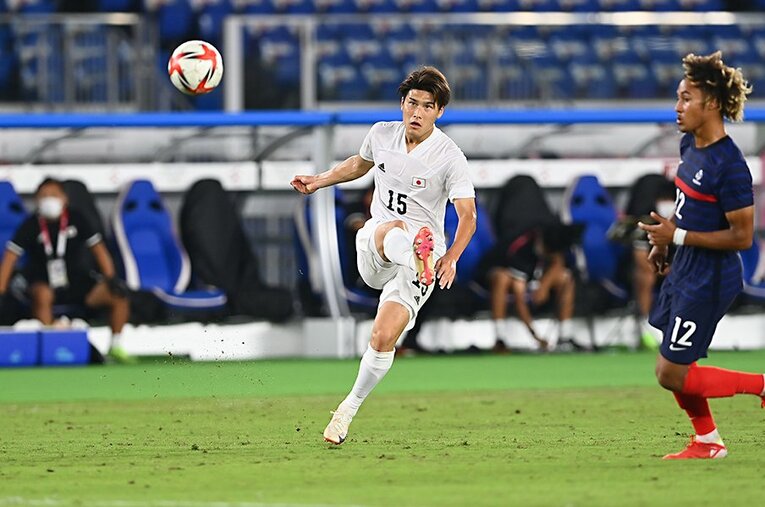 フランス戦で巧みなクロスを供給した橋岡　©JMPA