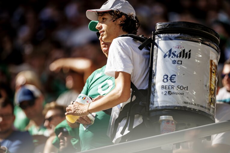 フランスW杯のビール売り子（男性）。アサヒスーパードライが8ユーロ（約1300円）【1枚目／全4枚】　©Kiichi Matsumoto