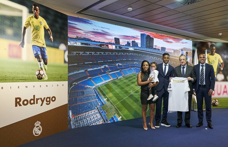 レアル・マドリーに加入した当時のロドリゴ。古巣サントスに莫大な移籍金を残すという“貢献”を果たした　©Getty Images