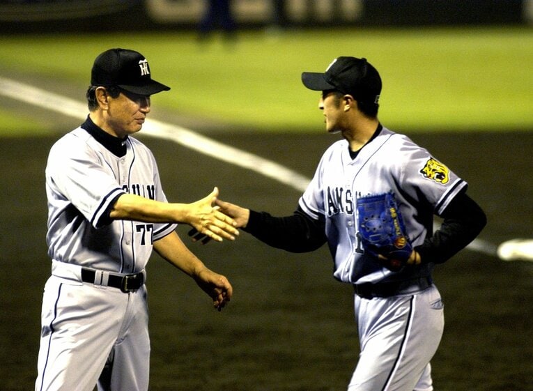 完封勝利を収めた藤田太陽を出迎える星野仙一監督　©Sankei Shimbun