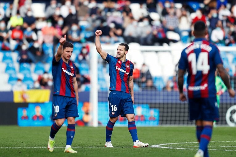 敵地の少年ファンから「KUBO！」と声が飛ぶ人気の中… 久保建英が“万全でなくても”フル出場で頼られた理由〈撮影者の視点〉(27)