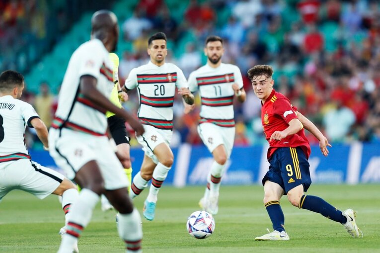 “日本代表が狙うべきスペインの急所”はどこ？ ブスケッツやアセンシオ健在、17歳ガビ急成長で分厚すぎる選手層だが…〈撮影者の証言〉(6)