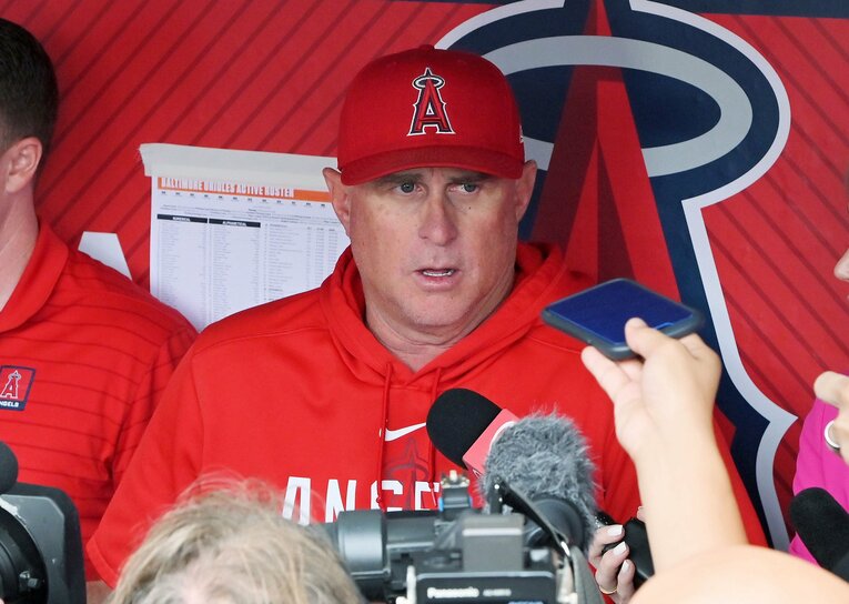 記者陣に囲まれるネビン監督　©JIJI PRESS