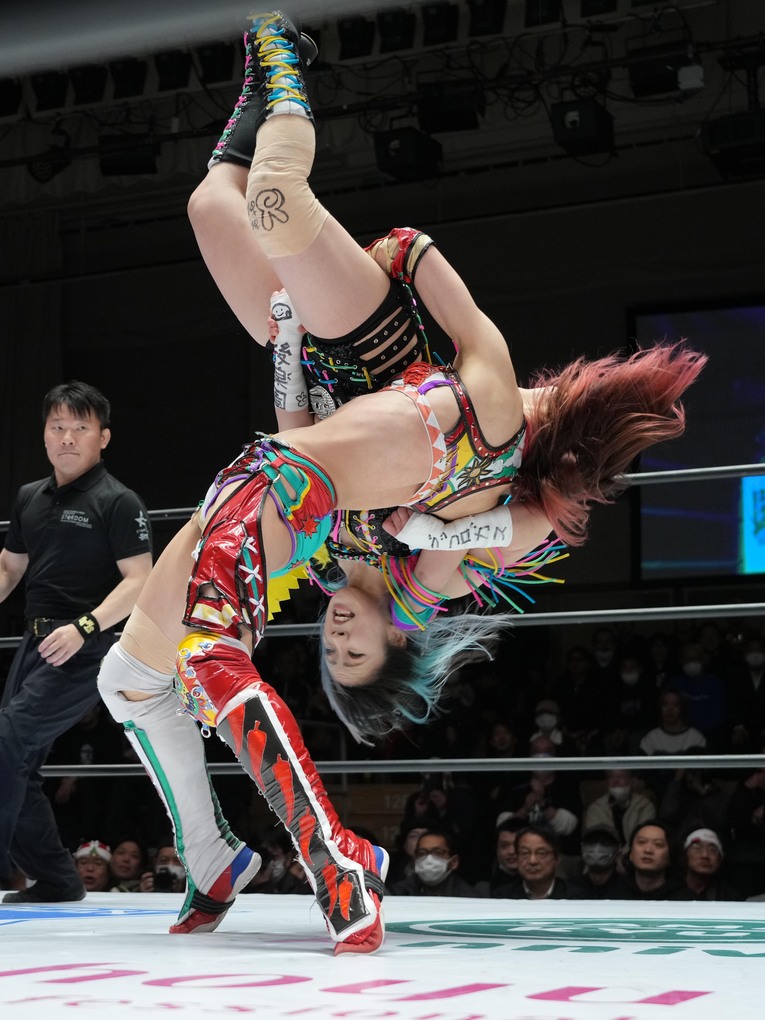 星来芽依を投げる向後桃　©Essei Hara