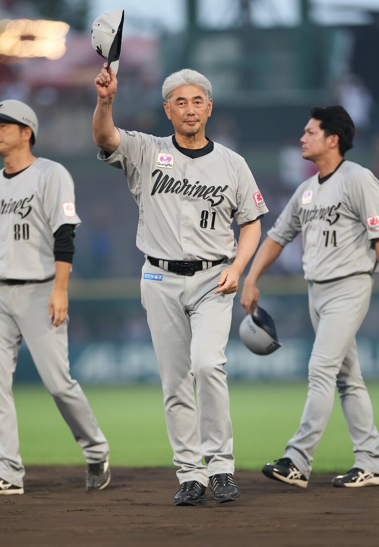 昨シーズン、ロッテファンの声援に応える吉井理人監督　©JIJI PRESS