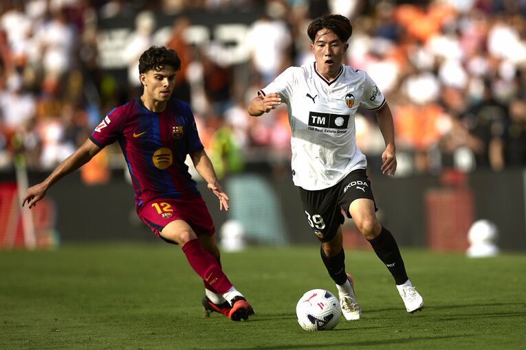 今夏、名門バレンシアに移籍した佐藤龍之介（19歳）。直近の試合ではベンチスタートが続く　©Getty Images
