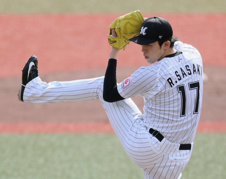 マリーンズ時代の佐々木朗希　©JIJI PRESS