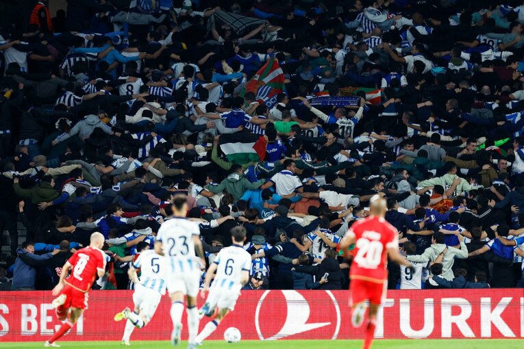 ゴールが決まった後にレアレ・アレーナで起きる“肩組み歓喜”