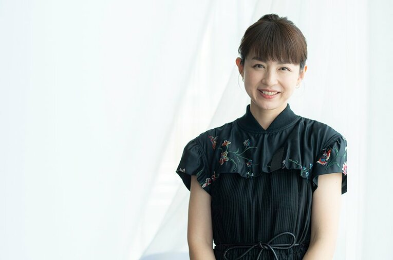 元フジテレビアナウンサーで現在はフリーで活躍する平井理央さん。6年半務めたフジの人気スポーツ情報番組『すぽると！』の2代目メーンキャスター時代を振り返るロングインタビュー ／ photograph by Miki Fukano