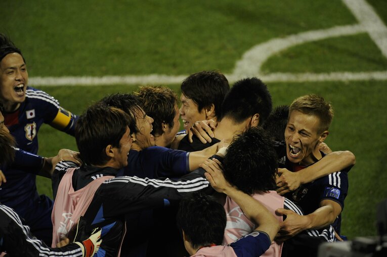 準決勝の日韓戦。PK戦のヒーロー・川島永嗣を囲む選手たち　©Takuya Sugiyama