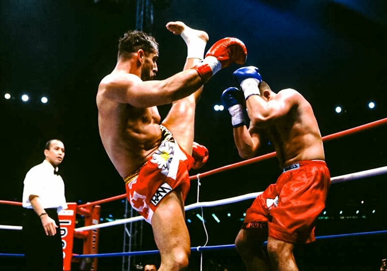 1997年11月、アンディ・フグのかかと落としをガードするアーツ　©Susumu Nagao