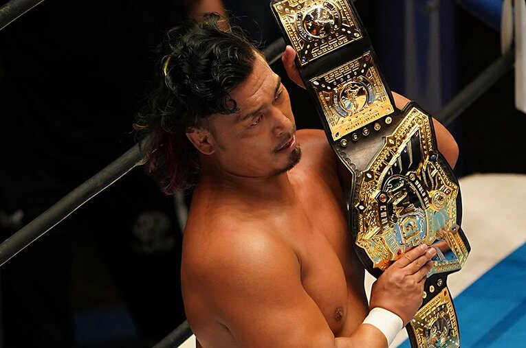 IWGP世界ヘビー級王座に就いた鷹木信悟は、その“防衛できないベルト”を守り切ることができるのか ／ photograph by Essei Hara