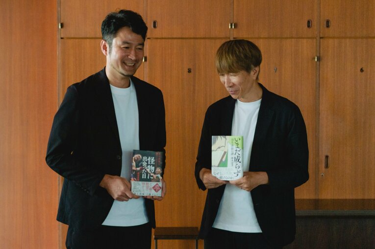 『いまだ成らず 羽生善治の譜』鈴木忠平氏（左）と『怪物に出会った日 井上尚弥と戦うということ』森合正範氏の対談。お互いの著作を交換して手に持って撮影 ／ photograph by Wataru Sato