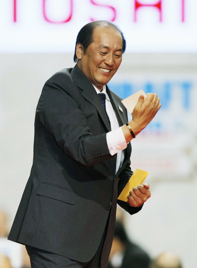 菊池獲得時の渡辺久信監督　©JIJI PRESS