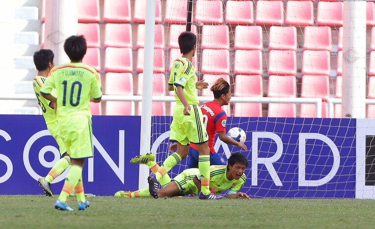 イ・スンウにゴールを決められ、悔しそうな表情の堂安。すぐ近くには冨安の姿も（2014年AFC U-16選手権）　©︎AFLO