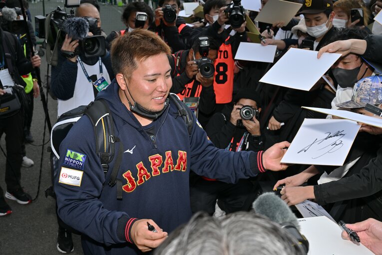 WBCキャンプで多くのファンからサインを求められる山川　©Hideki Sugiyama