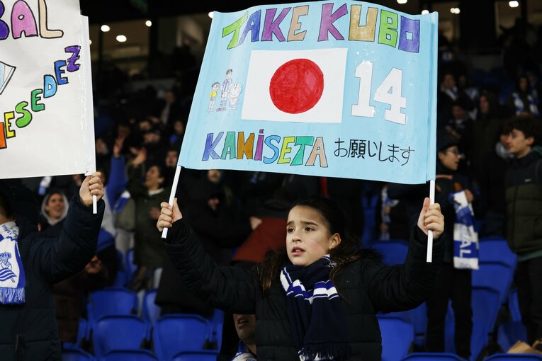 お馴染みの久保応援ボード。この日はスペイン語＋日本語バージョンも　©Daisuke Nakashima