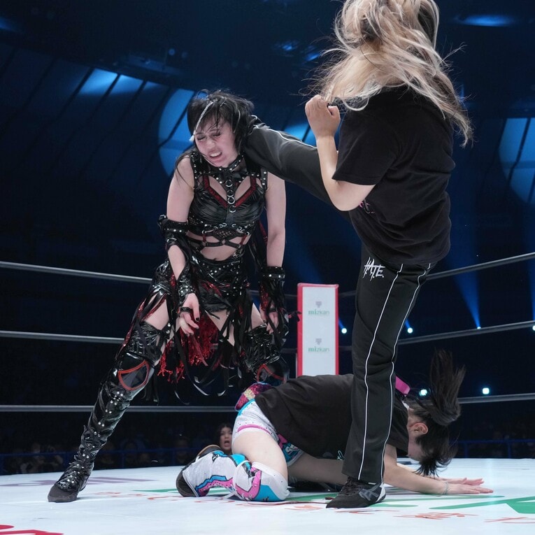 渡辺桃のキックが上谷沙弥を誤爆してしまう　©Essei Hara