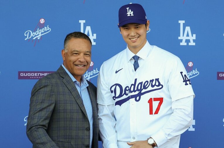 大谷翔平の入団会見を最前列の席で見守った後、写真撮影に応じるロバーツ監督。起用面でカギを握る「上司」といえる指揮官は何者なのか ／ photograph by Getty Images