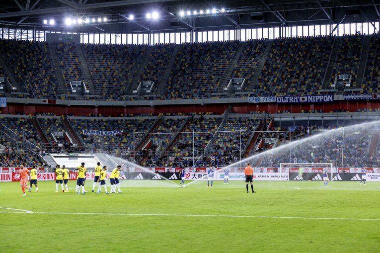 エクアドル戦のスプリンクラー　©Kiichi Matsumoto