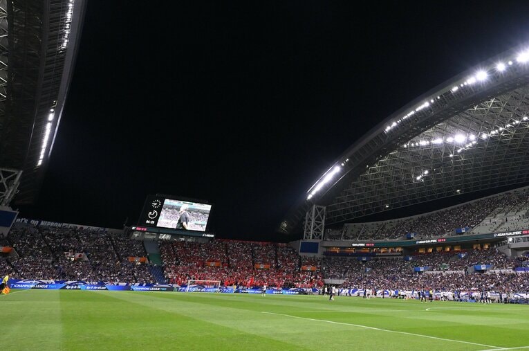 埼玉スタジアムのアウェイゴール裏には中国応援団が大挙した（全5枚中の1枚目）　©Kenta Harada/Getty Images