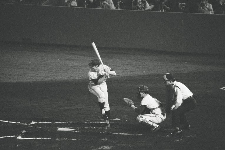 一本足打法でホームランを量産する王貞治（1965年）©︎BUNGEI SHUNJU