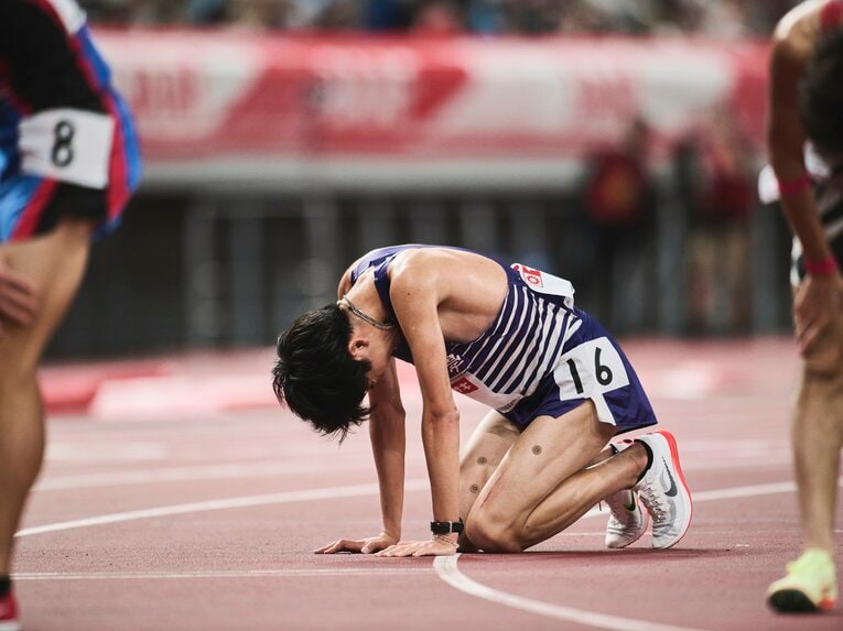 ゴール直後、トラックに手をついて座り込む田澤　©Yuki Suenaga
