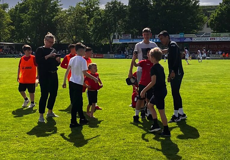 子供たちに囲まれてファンサービスする長谷部コーチ（右端）　©Kichinosuke Nakano