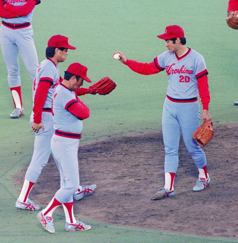 1986年の日本シリーズでも北別府さん（右）と津田さん（左）の投手リレーが　©︎KYODO