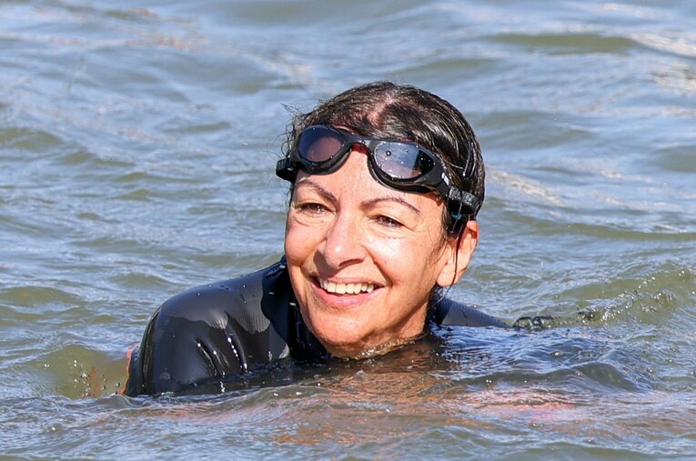 セーヌ川を泳ぐパリ市長、アンヌ・イダルゴ65歳。水はやっぱり濁って見えるが… ／ photograph by Getty Images