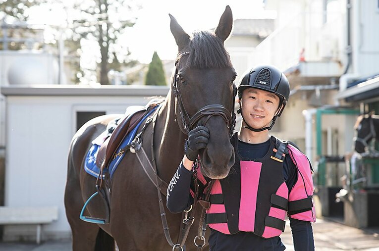 昨年1月からコンビを組む名倉賢人（日本大学馬術部・4年）と桜望。旧馬名はジャストチョコレート。 ／ photograph by Yusuke Nakanishi