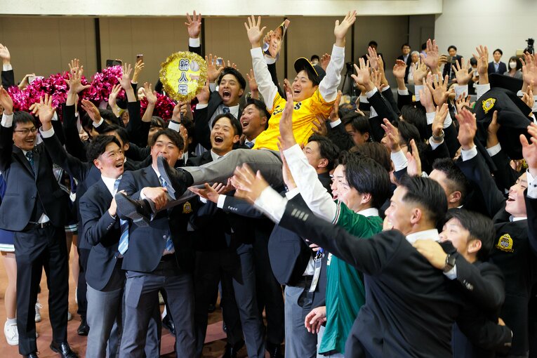 下村海翔の胴上げ　©Shigeki Yamamoto