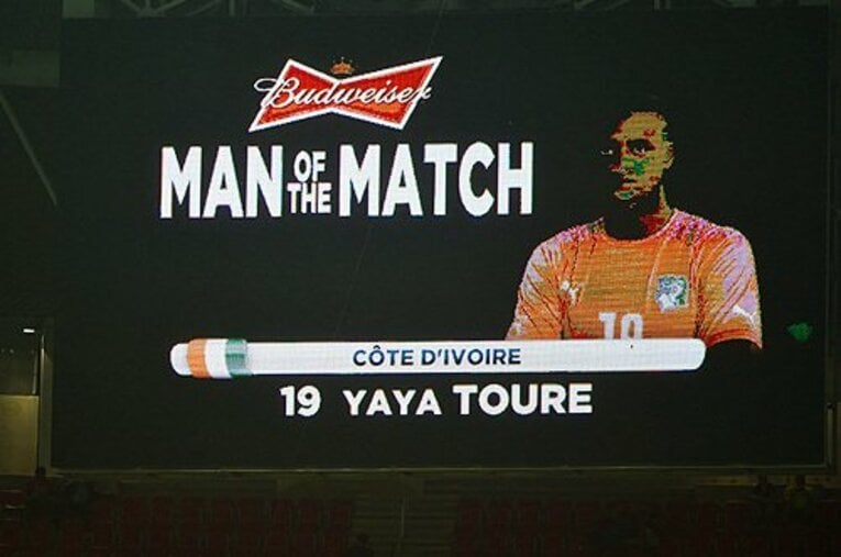 スタジアムの電光掲示板に表示された“バドワイザー・マン・オブ・ザ・マッチ”受賞のヤヤ・トゥーレ。