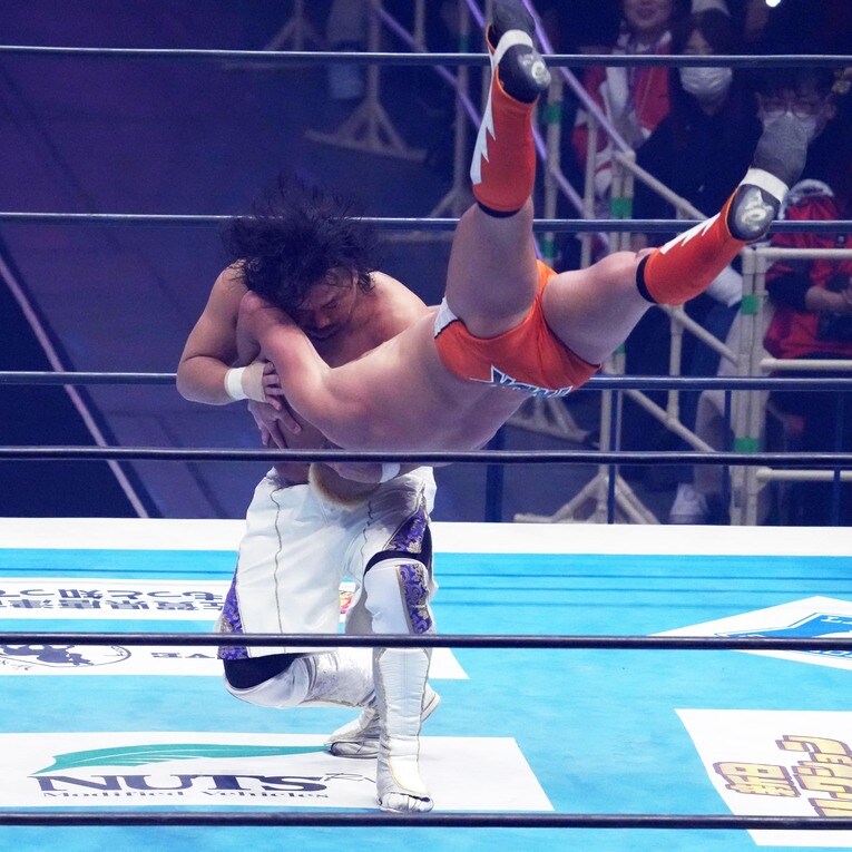 後藤洋央紀の牛殺しが炸裂　©Essei Hara