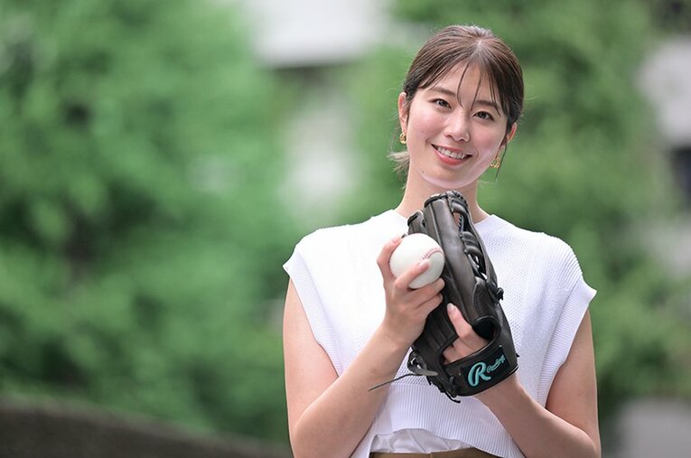 美しい投球フォームと“神スイング”を武器に野球界で独自のポジションを築くタレント・稲村亜美　©Hideki Sugiyama