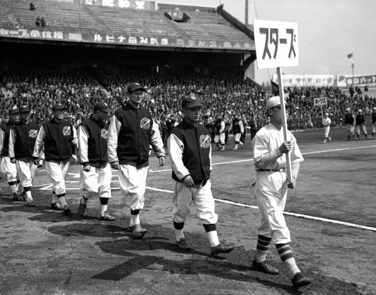 1949年開催の日米オープン戦。前から3番目の長身選手がスタルヒン　 ©AFLO