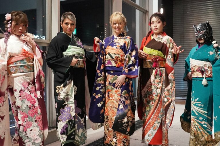 お正月特番に晴れ着で出演した選手たち。左から中野たむ、ジュリア、岩谷麻優、林下詩美、スターライト・キッド ／ photograph by Masashi Hara