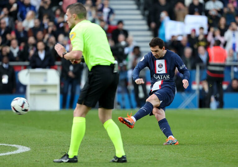 2月19日のリール戦で劇的な決勝FKを決めたメッシ。近年のトレードマークだったヒゲを剃った　©Getty Images