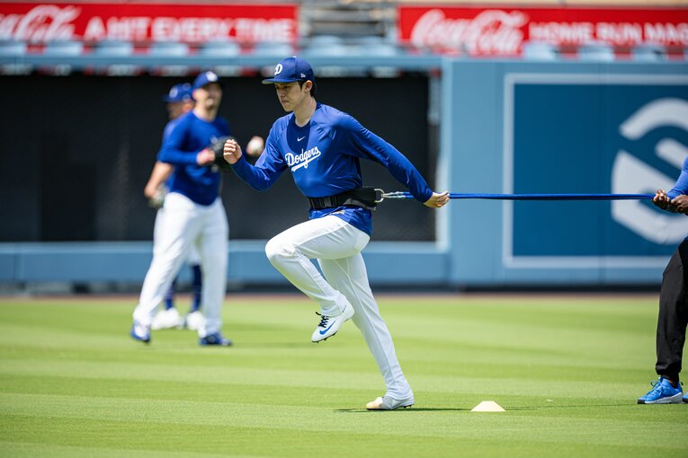 【テレビに映らない素顔の朗希／30枚超】ゴムチューブを使ったフィジカルトレーニングを行う一幕も…写真はまだまだ続きます　©Nanae Suzuki