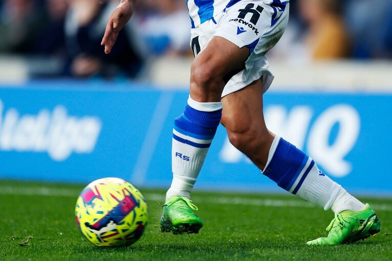 「TAKE 14」ユニ少年の期待に応えて…前髪イメチェン久保建英のW杯後ソシエダ初戦「ゴールへの気迫＋守備」を撮った〈写真多数〉(20)