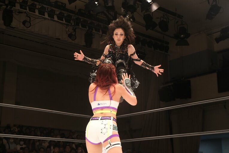 無料中継でも話題を集めた上谷沙弥vsAZM（9月27日）　©Norihiro Hashimoto