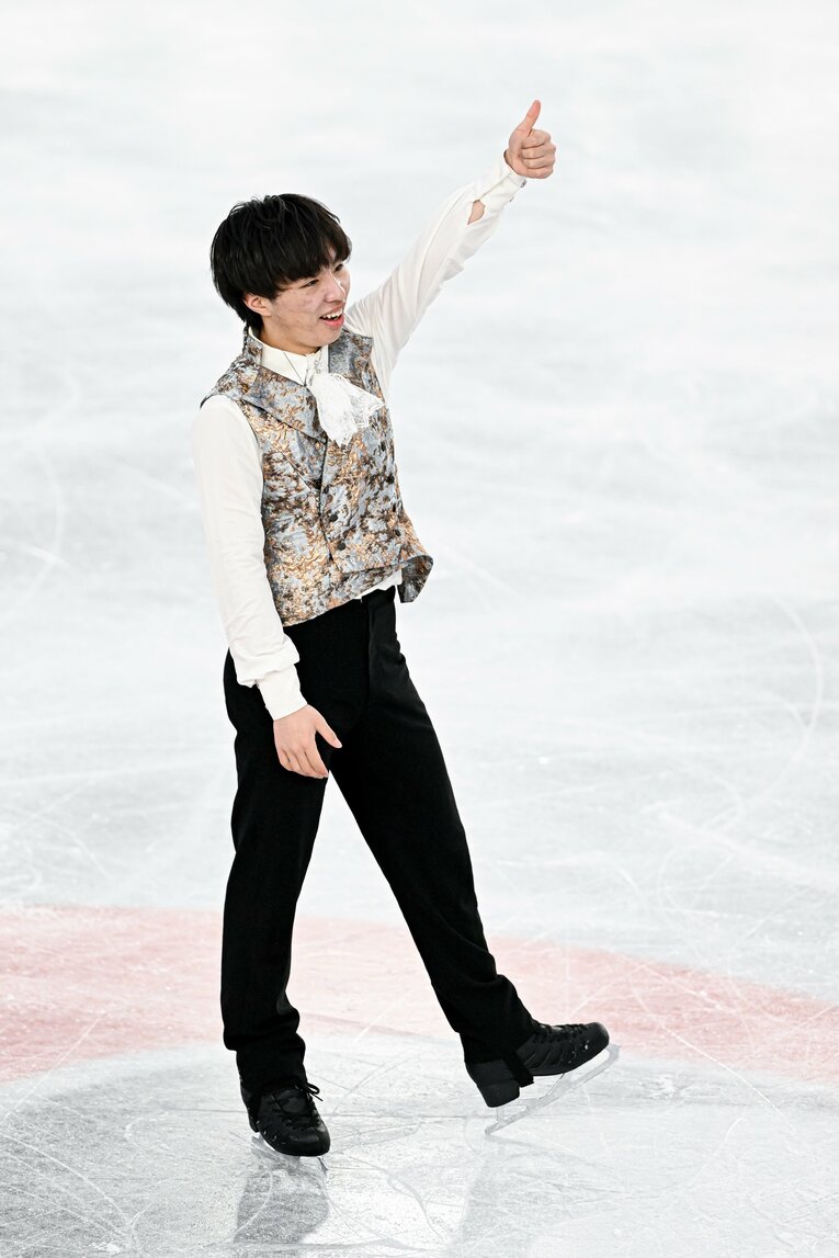 フリーの演技を終えると、親指を立てて感情を表現した三浦　©AFLO