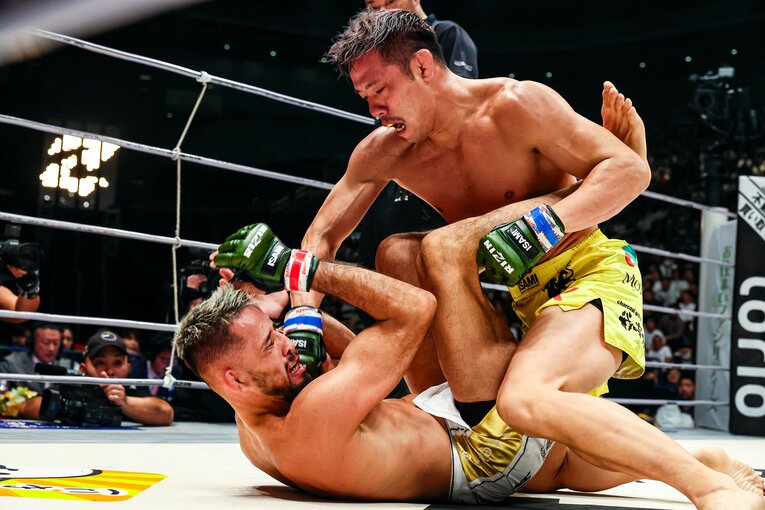 クレベルに強烈なパウンドを落とす金原　©RIZIN FF Susumu Nagao
