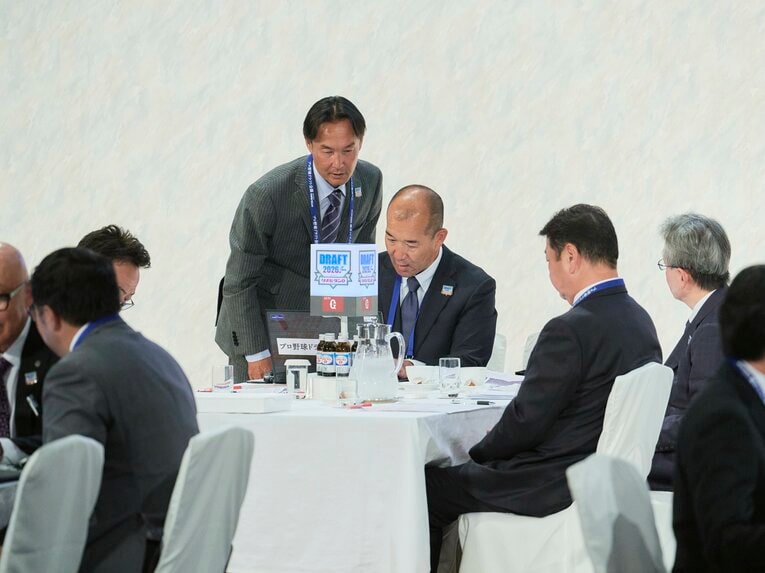 「表情が対照的すぎる！」ドラフト会場で見た巨人と阪神の首脳陣　©Yuki Suenaga