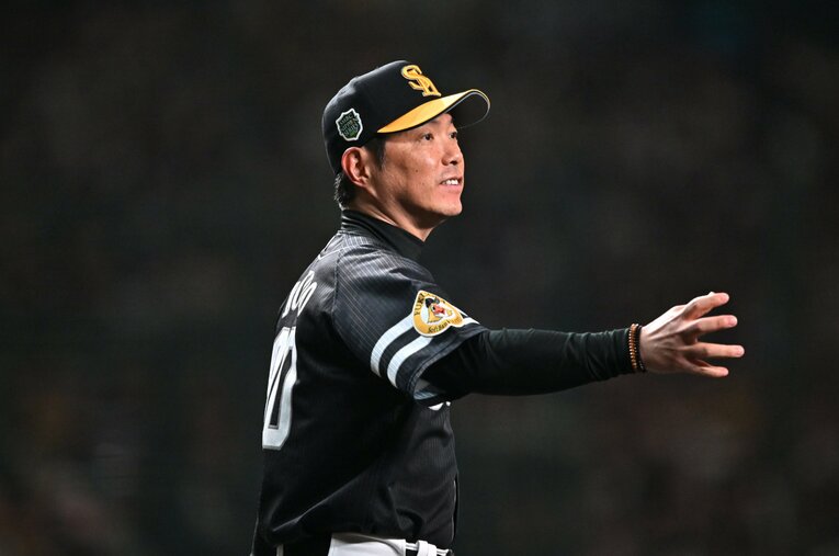 日本シリーズ、勝敗を分けたポイントを両チームの監督の視点から読み解く。小久保監督の積極采配には昨年の“反省”があった ／ photograph by Hideki Sugiyama
